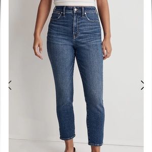 Item NH670
The Curvy Perfect Vintage Jean in Manorford Wash: Instacozy Edition